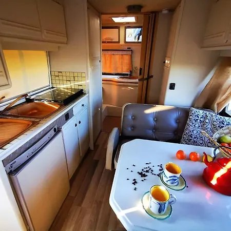 럭셔리텐트 Rent A 'Le Voyageur' Camper Van With Blue Classics